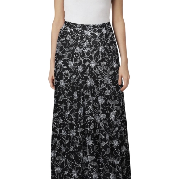 Briggs New York Dresses & Skirts - Briggs NY Black & White Floral Print Maxi Skirt Size XL Elastic Waist New